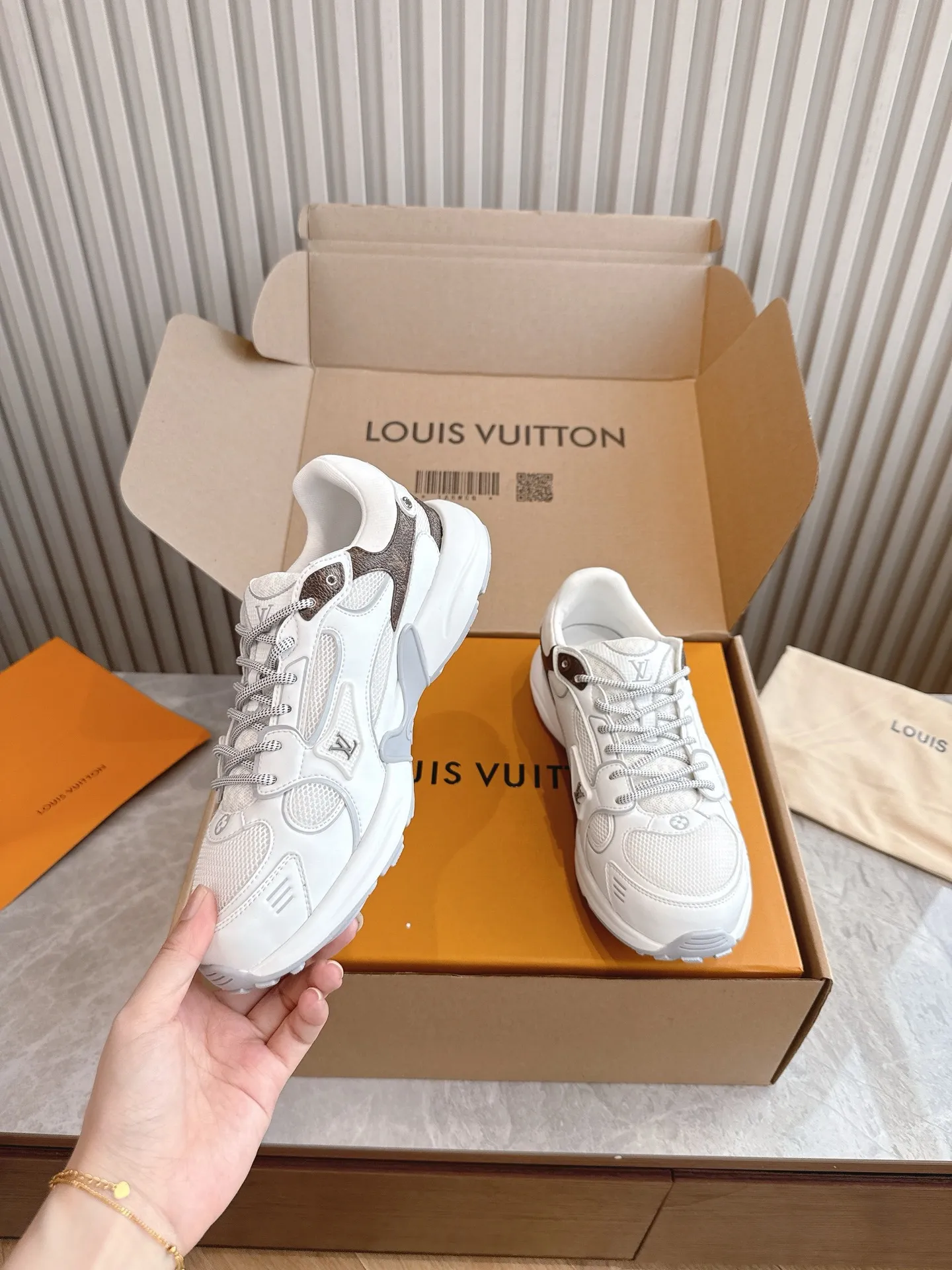 💕💕Factory direct selling price p640💕💕 Men's size +10 (top version) 2025 new LV couple's same style sports shoes, hot coming🔥🔥🔥Official website synchronized fabric, using special material printing process. Inside, breathable mesh, size 35-42 for women, 39-46 for men, factory standard complete package + airplane box